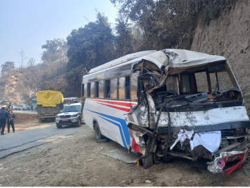 धादिङमा बस र ट्रक ठोक्किँदा २० जनाभन्दा बढी घाइते, तीनको अवस्था गम्भीर
